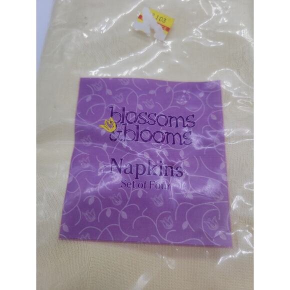 NEW Set of 4 Blossoms & Blooms Kohls Yellow Floral Spring Cloth Napkins 16"x17" - Picture 3 of 10